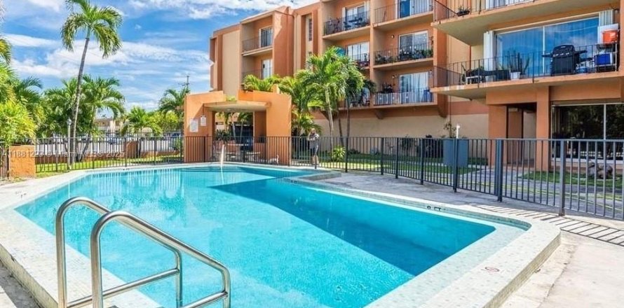 Condominio en Hialeah, Florida, 2 dormitorios № 1977726
