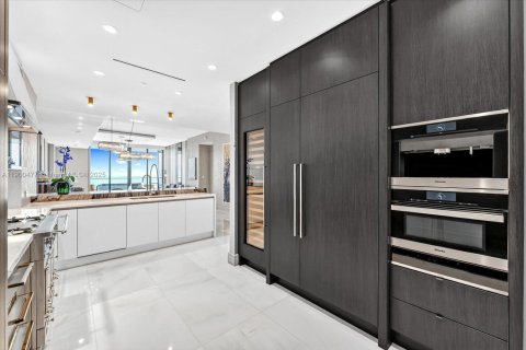 Condominio en alquiler en Sunny Isles Beach, Florida, 4 dormitorios, 277.5 m2 № 1951960 - foto 9