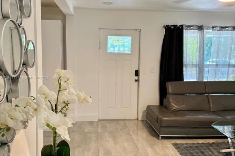 Villa ou maison à louer à Hollywood, Floride: 3 chambres, 122.54 m2 № 2076488 - photo 2