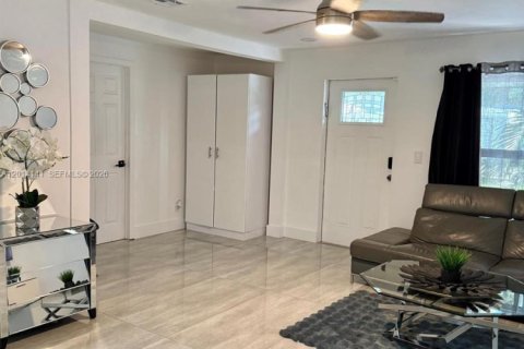 Villa ou maison à louer à Hollywood, Floride: 3 chambres, 122.54 m2 № 2076488 - photo 4