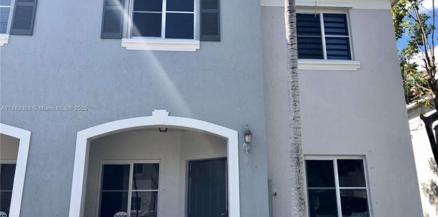 Adosado en Homestead, Florida 3 dormitorios, 141.03 m2 № 1938694