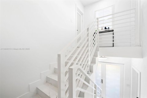 Propiedad comercial en venta en Miami Beach, Florida, 510.96 m2 № 1948637 - foto 14