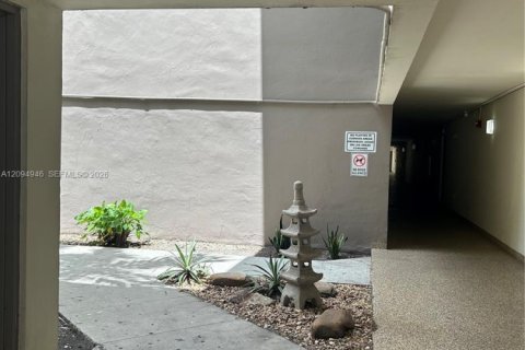 Copropriété à louer à Miami, Floride: 2 chambres, 76.83 m2 № 2383162 - photo 4