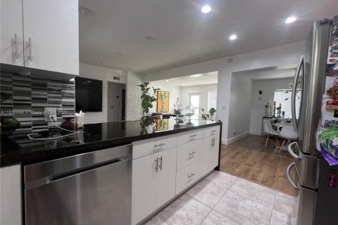 Casa en venta en Miami, Florida, 3 dormitorios, 156.45 m2 № 1806397 - foto 24