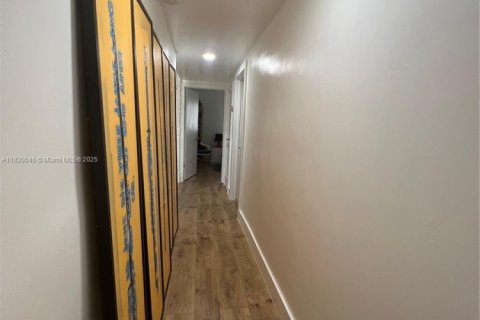 Casa en venta en Miami, Florida, 3 dormitorios, 156.45 m2 № 1806397 - foto 30