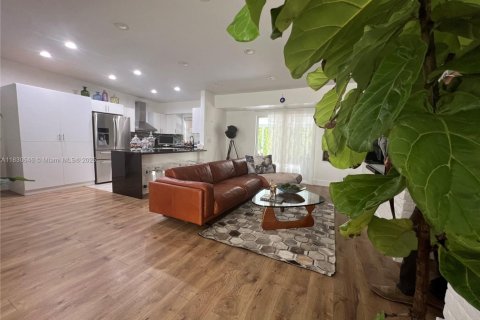 Casa en venta en Miami, Florida, 3 dormitorios, 156.45 m2 № 1806397 - foto 12