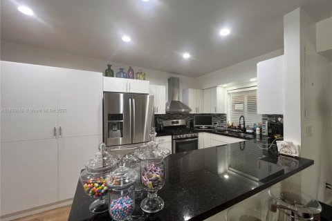 Casa en venta en Miami, Florida, 3 dormitorios, 156.45 m2 № 1806397 - foto 27