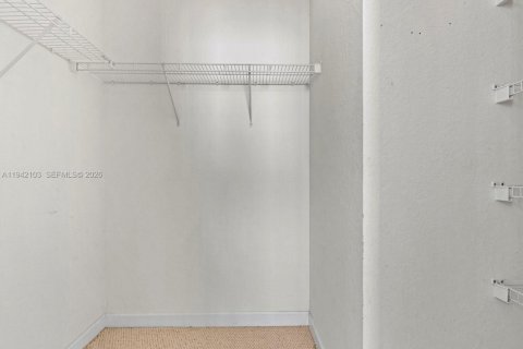 Casa en alquiler en Miami, Florida, 4 dormitorios, 282.79 m2 № 1999084 - foto 27