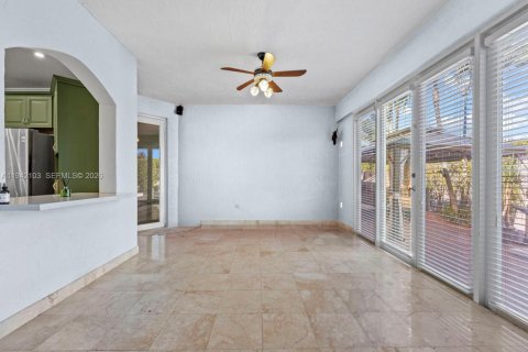 Casa en alquiler en Miami, Florida, 4 dormitorios, 282.79 m2 № 1999084 - foto 14
