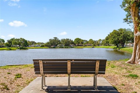House in Saint Petersburg, Florida 3 bedrooms, 156.82 sq.m. № 1658016 - photo 8