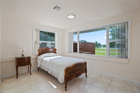 House in Saint Petersburg, Florida 3 bedrooms, 156.82 sq.m. № 1658016 - photo 18