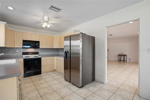 House in Saint Petersburg, Florida 3 bedrooms, 156.82 sq.m. № 1658016 - photo 15