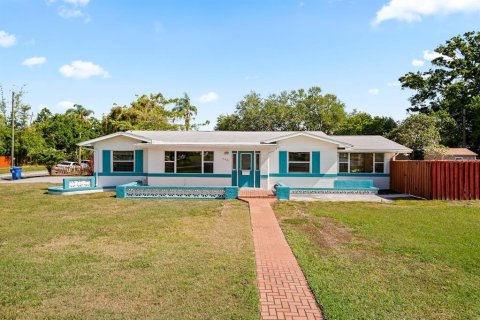 House in Saint Petersburg, Florida 3 bedrooms, 156.82 sq.m. № 1658016 - photo 1