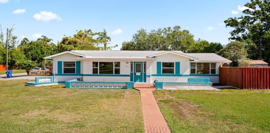 House in Saint Petersburg, Florida 3 bedrooms, 156.82 sq.m. № 1658016