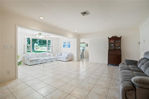 House in Saint Petersburg, Florida 3 bedrooms, 156.82 sq.m. № 1658016 - photo 11