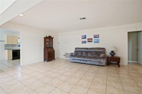 House in Saint Petersburg, Florida 3 bedrooms, 156.82 sq.m. № 1658016 - photo 13