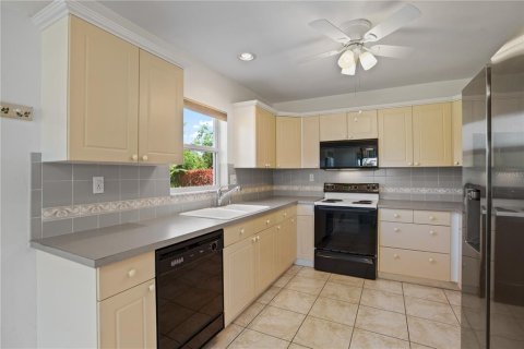 House in Saint Petersburg, Florida 3 bedrooms, 156.82 sq.m. № 1658016 - photo 16