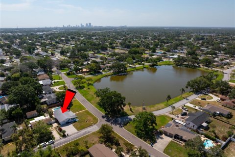 House in Saint Petersburg, Florida 3 bedrooms, 156.82 sq.m. № 1658016 - photo 6