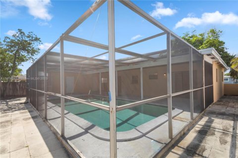 House in Miramar, Florida 3 bedrooms, 139.54 sq.m. № 1804501 - photo 13