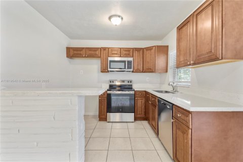 House in Miramar, Florida 3 bedrooms, 139.54 sq.m. № 1804501 - photo 2