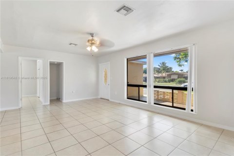 House in Miramar, Florida 3 bedrooms, 139.54 sq.m. № 1804501 - photo 6