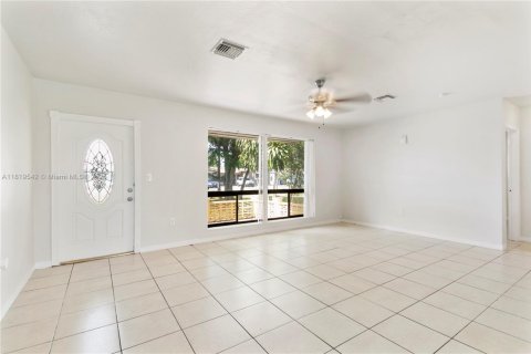 House in Miramar, Florida 3 bedrooms, 139.54 sq.m. № 1804501 - photo 5