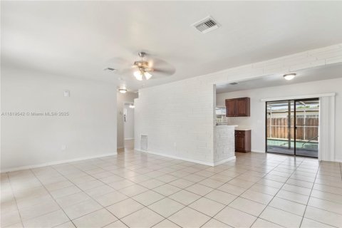 House in Miramar, Florida 3 bedrooms, 139.54 sq.m. № 1804501 - photo 7