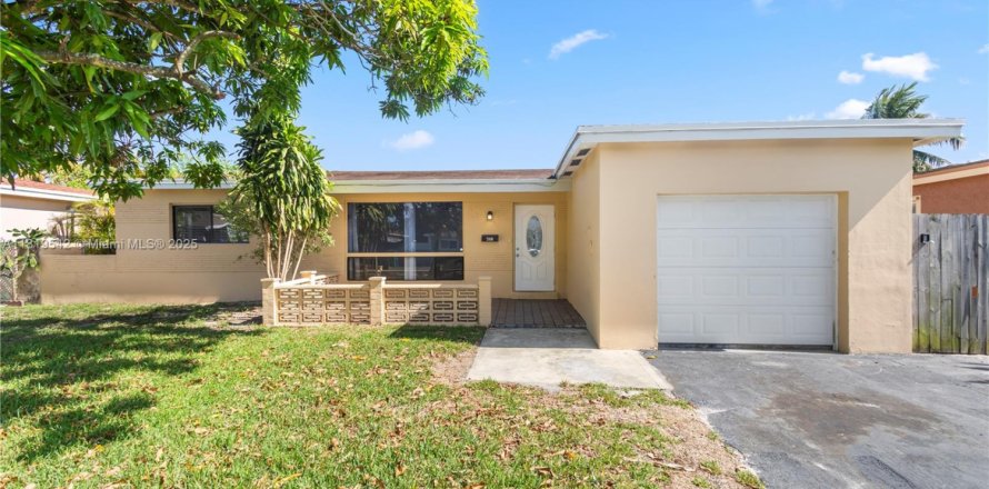 House in Miramar, Florida 3 bedrooms, 139.54 sq.m. № 1804501