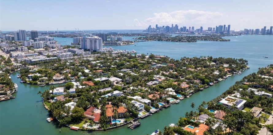 House in Miami Beach, Florida 4 bedrooms, 256.5 sq.m. № 1975541