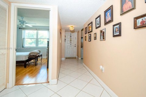 Condo in Sunrise, Florida, 2 bedrooms № 2089369 - photo 10
