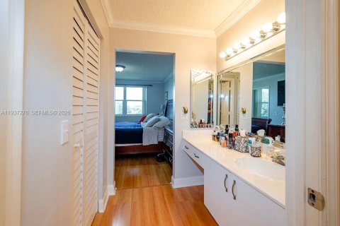 Condo in Sunrise, Florida, 2 bedrooms № 2089369 - photo 28