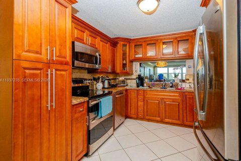 Condo in Sunrise, Florida, 2 bedrooms № 2089369 - photo 5