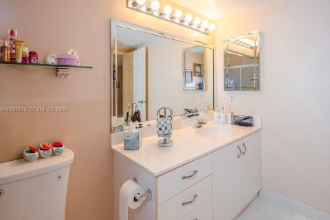 Condo in Sunrise, Florida, 2 bedrooms № 2089369 - photo 18