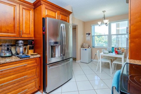 Condo in Sunrise, Florida, 2 bedrooms № 2089369 - photo 7
