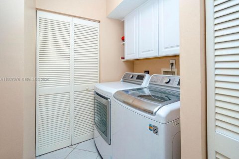 Condo in Sunrise, Florida, 2 bedrooms № 2089369 - photo 19
