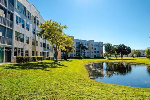 Condo in Sunrise, Florida, 2 bedrooms № 2089369 - photo 2