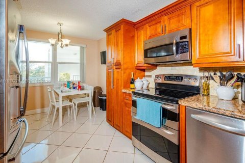 Condo in Sunrise, Florida, 2 bedrooms № 2089369 - photo 8