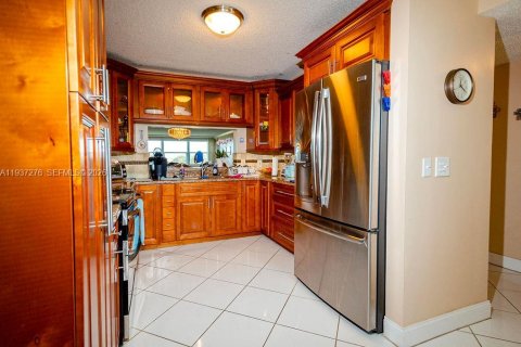 Condo in Sunrise, Florida, 2 bedrooms № 2089369 - photo 6