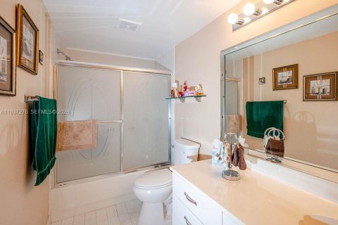 Condo in Sunrise, Florida, 2 bedrooms № 2089369 - photo 17