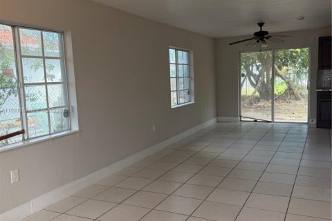 Casa en venta en Florida City, Florida, 4 dormitorios, 129.6 m2 № 2057601 - foto 3