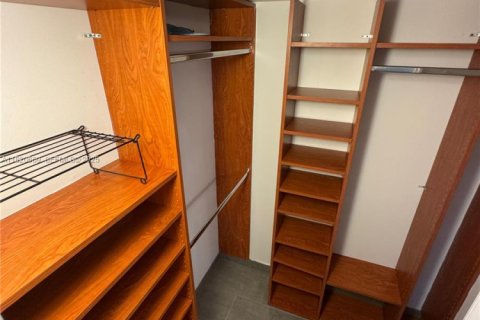 Condo in Miami Beach, Florida, 2 bedrooms № 2035336 - photo 12