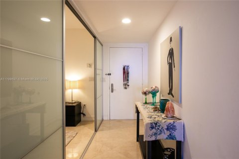 Condo in Hallandale Beach, Florida, 1 bedroom  № 1888738 - photo 12
