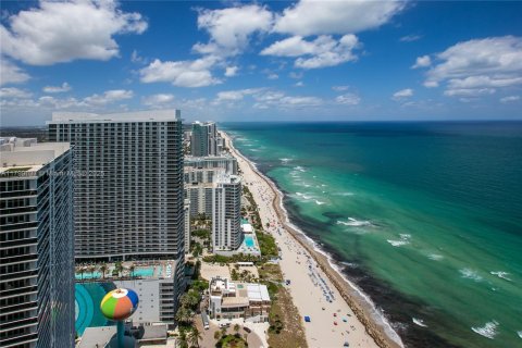 Condo in Hallandale Beach, Florida, 1 bedroom  № 1888738 - photo 2