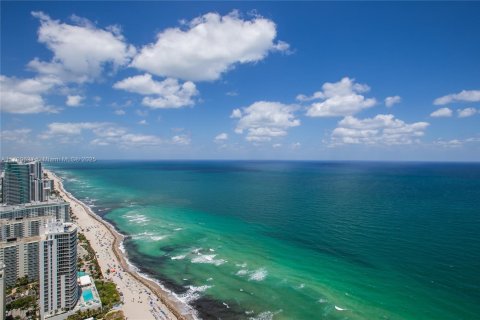 Condo in Hallandale Beach, Florida, 1 bedroom  № 1888738 - photo 1