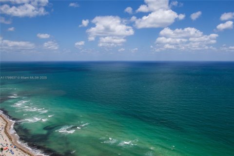 Condo in Hallandale Beach, Florida, 1 bedroom  № 1888738 - photo 4