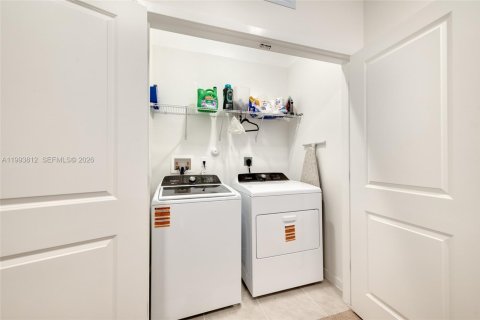 Townhouse in Florida City, Florida 3 bedrooms, 128.3 sq.m. № 2055637 - photo 14