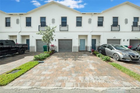 Townhouse in Florida City, Florida 3 bedrooms, 128.3 sq.m. № 2055637 - photo 1