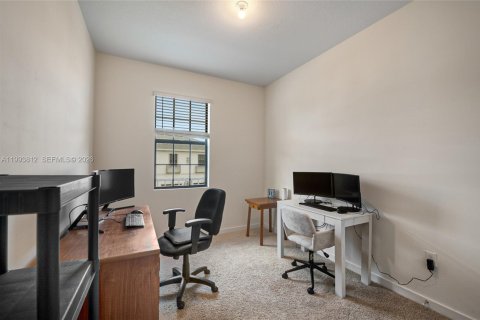 Townhouse in Florida City, Florida 3 bedrooms, 128.3 sq.m. № 2055637 - photo 17