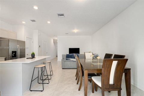 Townhouse in Florida City, Florida 3 bedrooms, 128.3 sq.m. № 2055637 - photo 6