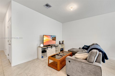 Townhouse in Florida City, Florida 3 bedrooms, 128.3 sq.m. № 2055637 - photo 7